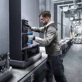 Máy vặn vít không dây Bosch ISR 18V-30 PHX đang được sử dụng.