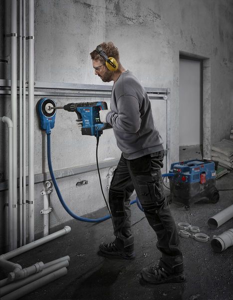 Máy khoan búa quay Bosch GBH 6-42 C khoan vào tường.