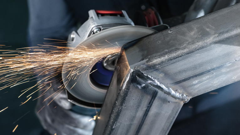 Người đeo thiết bị an toàn mài kim loại, tạo ra tia lửa.