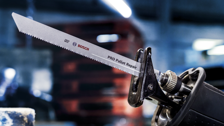 Máy cưa lọng có lưỡi sửa chữa pallet PRO trong một xưởng công nghiệp.