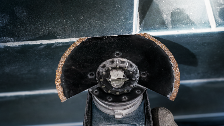 Dụng cụ cắt có lưỡi mài mòn sẽ cắt gạch men.