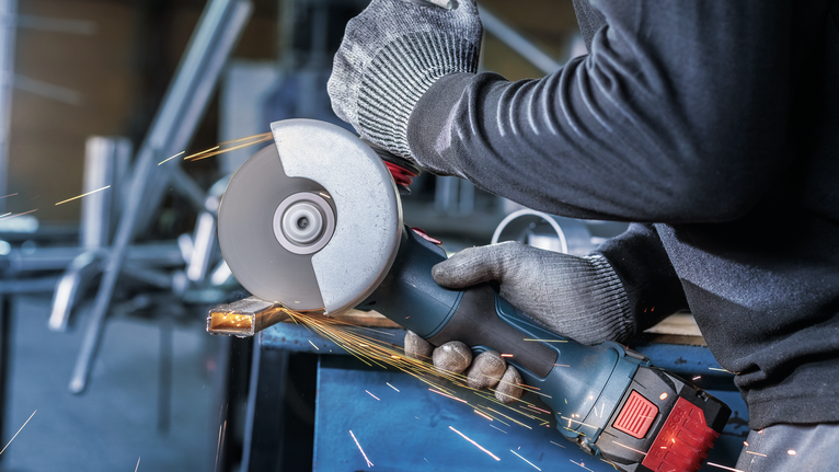 Người đeo thiết bị an toàn mài kim loại, tạo ra tia lửa.