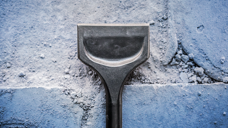 Lưỡi đục rộng để loại bỏ thạch cao khỏi tường xây.