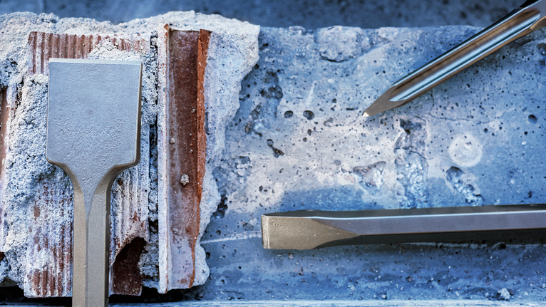 Đục phá vào bê tông và vật liệu gạch.