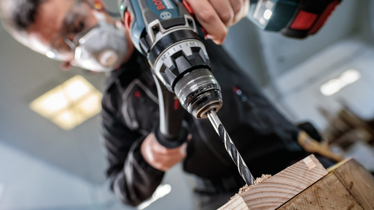 Bộ mũi khoan đầu đinh nhỏ PRO Wood, 7 chiếc Người đeo thiết bị an toàn khoan một lỗ vào tấm ván gỗ.