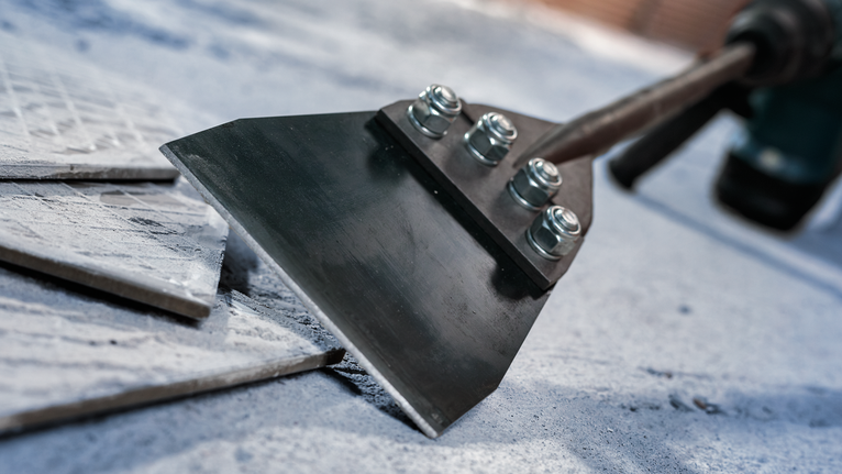 Đầu đục rộng dùng để nâng gạch lát sàn ra khỏi bê tông.