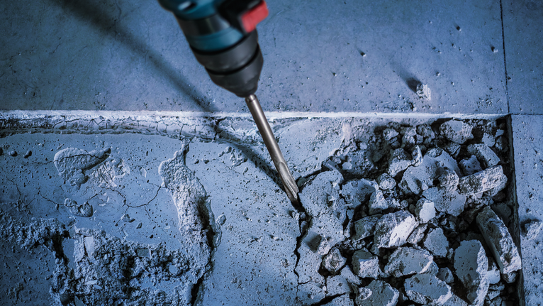 Máy đục phá bê tông để phá vỡ gạch lát sàn.