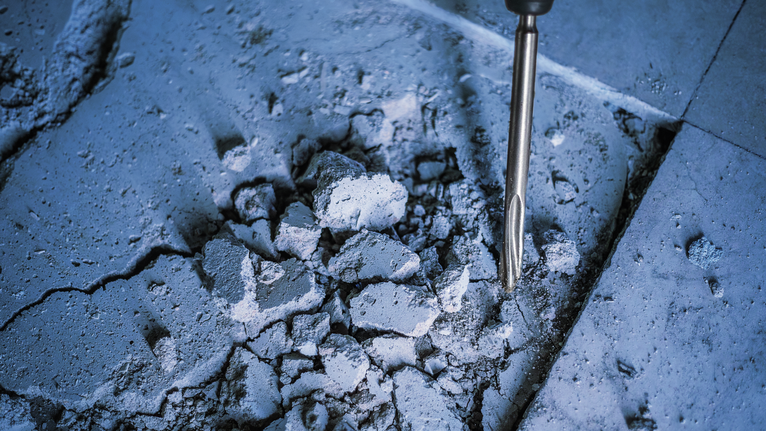 Búa quay phá vỡ sàn bê tông.