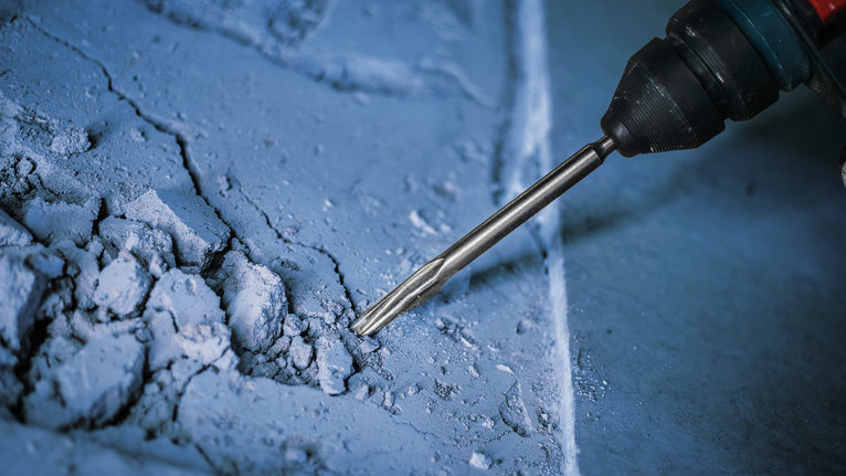 Búa quay phá vỡ bề mặt bê tông.