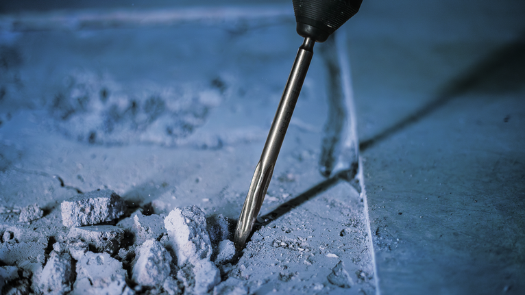 Máy đục bê tông quay dùng để phá bê tông trong quá trình xây dựng.