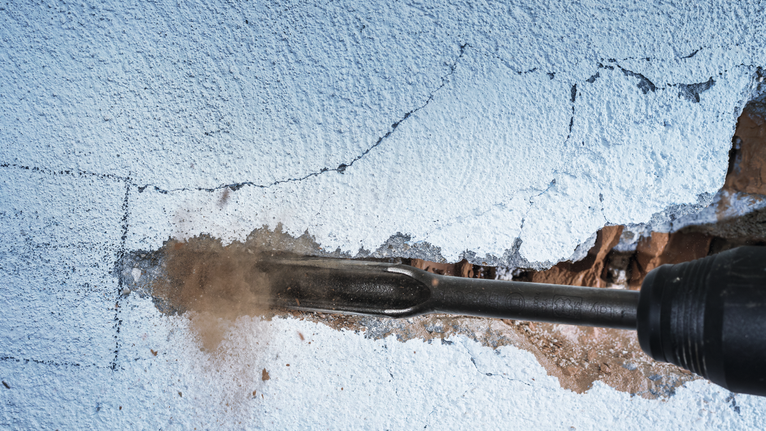 Búa quay đục rãnh trên tường trát.