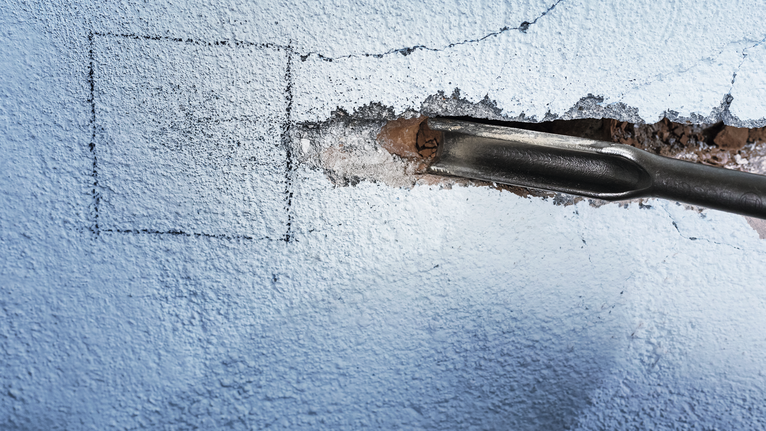 Dụng cụ đục tạo rãnh trên tường bê tông.