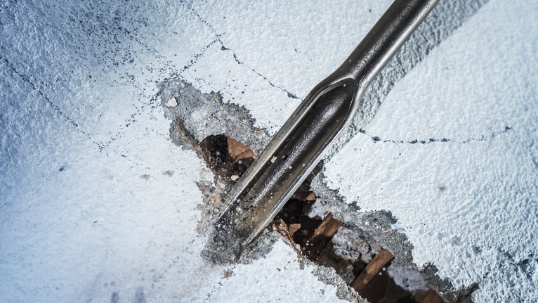 Đục phá bê tông để phá dỡ.