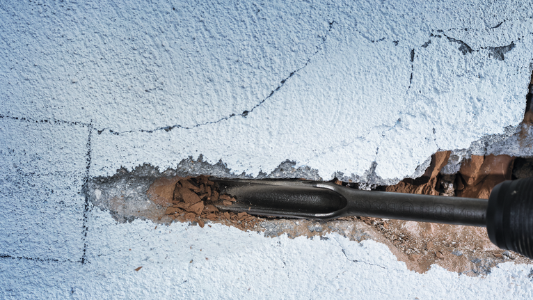 Đục phá bức tường bê tông bị nứt.