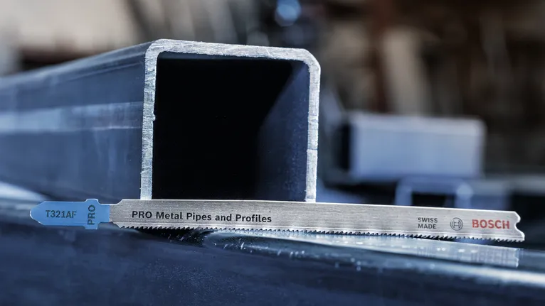 Lưỡi cưa dùng để cắt ống kim loại và các thanh kim loại đặt cạnh rãnh kim loại.