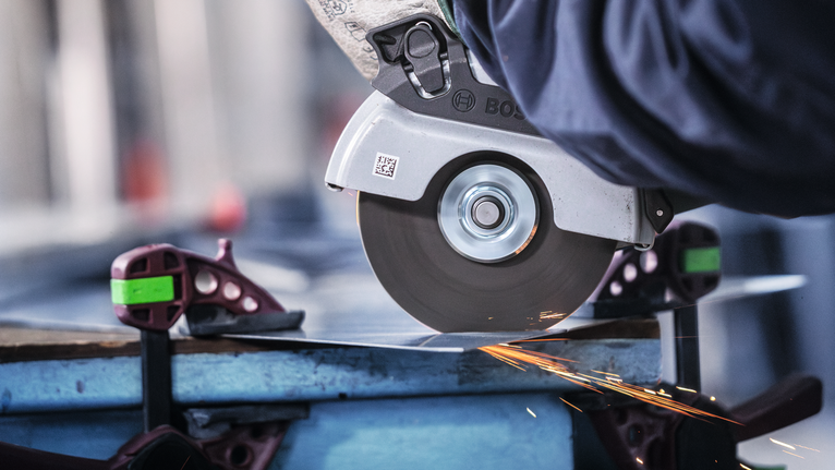 Đá cắt liên kết PRO Stainless Steel and Metal, 125 x 1 x 22,23 mm, thẳng Người đeo thiết bị an toàn cắt tấm kim loại bằng máy cưa tròn, tạo ra tia lửa.