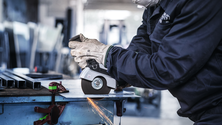 Đá cắt liên kết PRO Stainless Steel and Metal, 125 x 1 x 22,23 mm, thẳng Người đeo thiết bị an toàn sử dụng máy mài góc để cắt kim loại, tạo ra tia lửa.