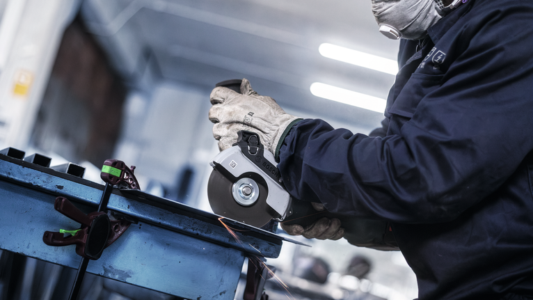 Đá cắt liên kết PRO Stainless Steel and Metal, 125 x 1 x 22,23 mm, thẳng Người đeo thiết bị an toàn mài kim loại bằng máy mài góc, tạo ra tia lửa.