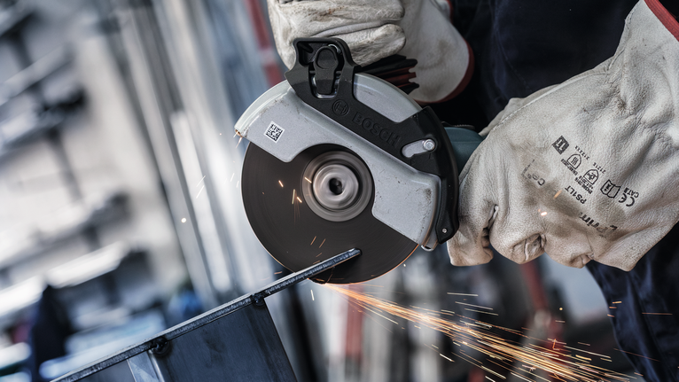 Đá cắt liên kết PRO Stainless Steel and Metal, 125 x 1,6 x 22,23 mm, X-Lock, thẳng, oSa Người đeo thiết bị an toàn sử dụng máy mài góc để cắt kim loại, tạo ra tia lửa điện.