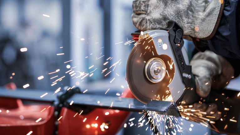 Đá cắt liên kết PRO Metal, 125 x 1,6 x 22,23 mm, X-Lock Người đeo thiết bị an toàn sử dụng máy mài góc để cắt kim loại, tạo ra tia lửa điện.