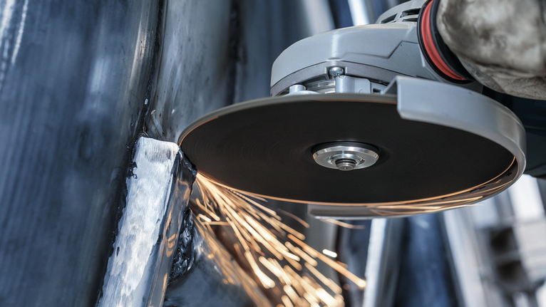 Đĩa mài PRO Stainless Steel, 180 x 6 x 22,23 mm Người đeo thiết bị an toàn sử dụng máy mài góc để cắt kim loại, gây ra tia lửa điện.