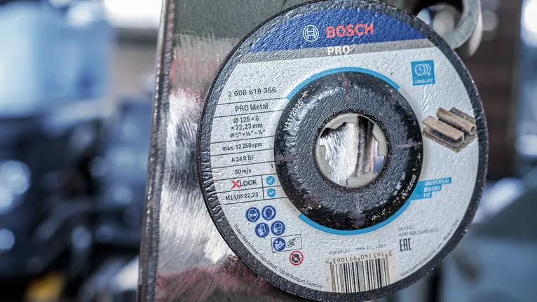 Đĩa cắt kim loại gắn trên máy mài trong xưởng.