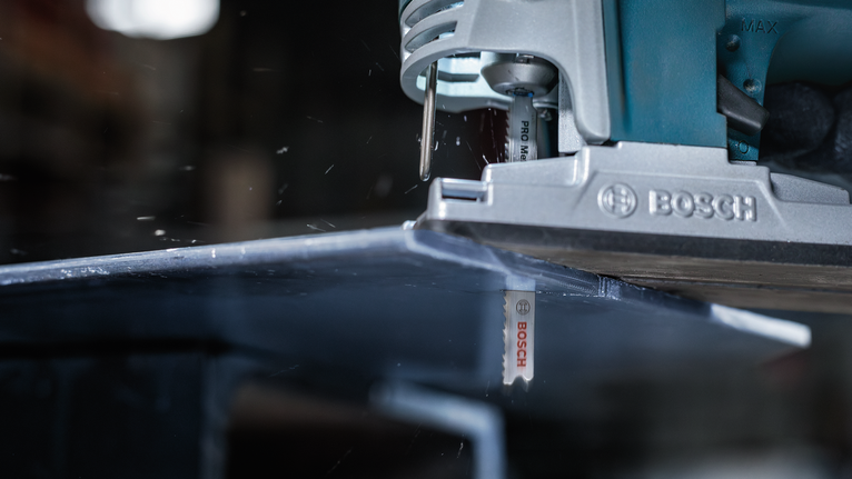 Máy cưa lọng cắt tấm kim loại trong xưởng.