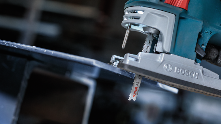 Máy cưa lọng cắt tấm kim loại trong xưởng.