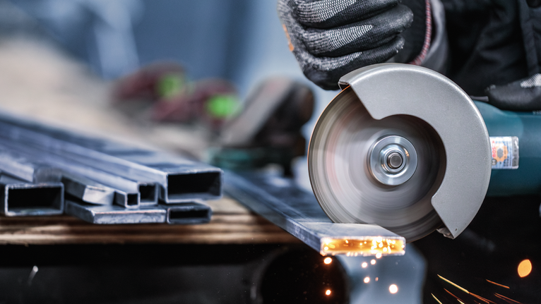 Đá cắt PRO Stainless Steel and Metal, 105 x 1 x 16 mm Người đeo thiết bị an toàn cắt kim loại bằng máy mài góc, tạo ra tia lửa.