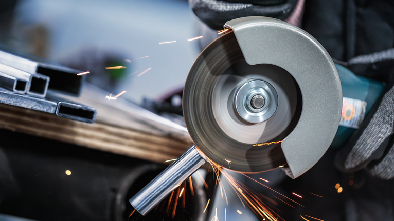 Đá cắt PRO Stainless Steel and Metal, 105 x 1 x 16 mm Người đeo thiết bị an toàn sử dụng máy mài góc để cắt ống kim loại.