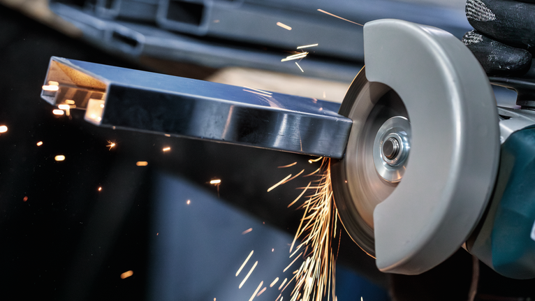 Đá cắt PRO Stainless Steel and Metal, 105 x 1 x 16 mm Người đeo thiết bị an toàn mài kim loại, tạo ra tia lửa sáng.