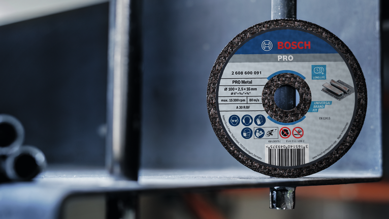 Đĩa mài gắn vào kết cấu kim loại trong môi trường công nghiệp.