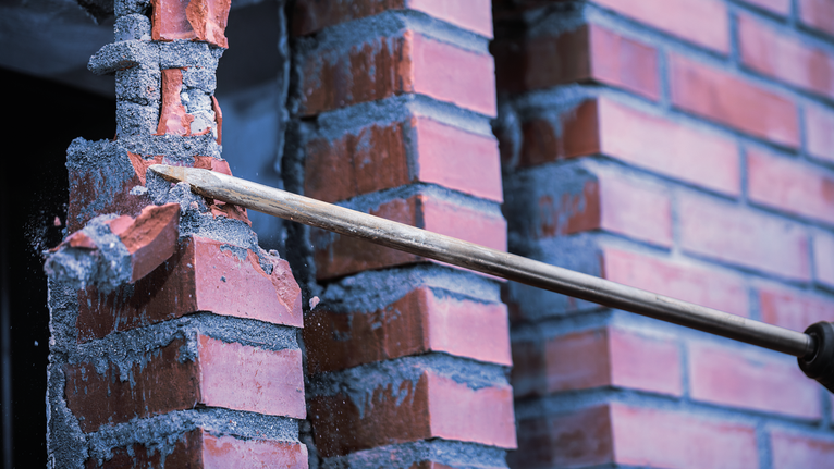 Mũi đục nhọn PRO SDS max-4C, 600 mm Công cụ đục phá vỡ những viên gạch đỏ trên công trường xây dựng.