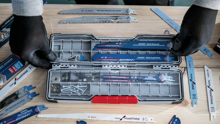 Hộp PRO Tough Box Large đựng phụ kiện, 50 x 120 x 355 mm Người đeo thiết bị an toàn sắp xếp các loại lưỡi cưa và ốc vít vào hộp đựng dụng cụ.