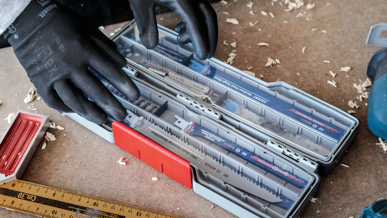 Hộp PRO Tough Box Large đựng phụ kiện, 50 x 120 x 355 mm Người đeo thiết bị an toàn chọn lưỡi cưa từ hộp đựng dụng cụ được sắp xếp ngăn nắp.