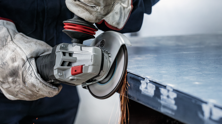 Đĩa mài PRO Metal, 150 x 6 x 22,23 mm Một người mặc đồ bảo hộ sẽ mài kim loại, tạo ra tia lửa.