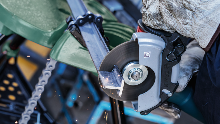 Đá cắt PRO Metal, 125 x 3 x 22,23 mm Người mặc đồ bảo hộ đang cắt ống kim loại bằng cưa tròn.