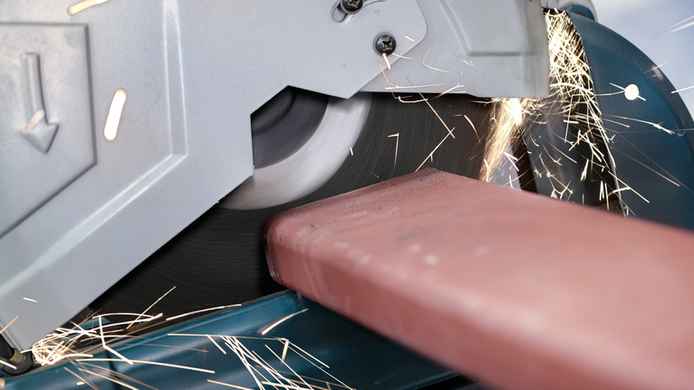 Đá cắt PRO Metal, 305 x 3 x 25,4 mm Lưỡi cưa cắt xuyên qua thanh kim loại, tạo ra tia lửa.