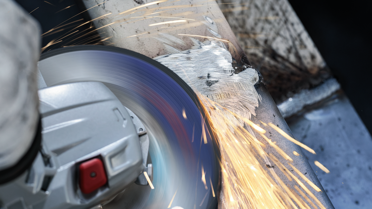 Đĩa mài PRO Stainless Steel, 100 x 6 x 16 mm Người đeo thiết bị an toàn mài bề mặt kim loại, tạo ra tia lửa sáng.