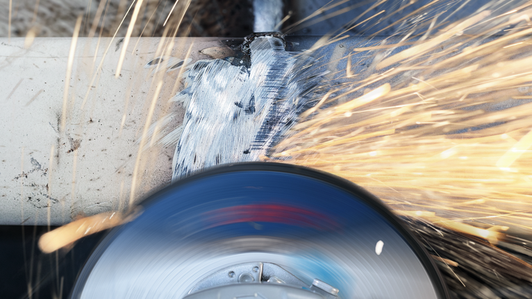 Đĩa mài PRO Stainless Steel, 100 x 6 x 16 mm Một dụng cụ mài làm mịn một ống kim loại bằng cách bắn ra những tia lửa sáng.