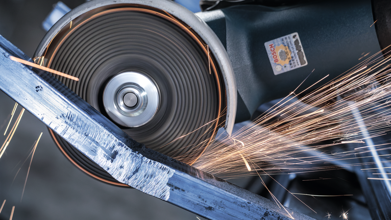 Dụng cụ cắt mài kim loại, tạo ra tia lửa sáng.