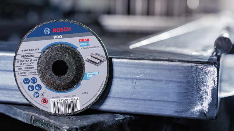 Đĩa cắt được đặt thẳng đứng trên một thanh kim loại sáng bóng trong xưởng.