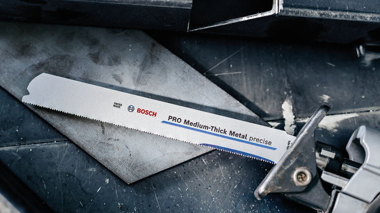 Lưỡi PRO Medium-Thick Metal precise S1137BEF, 1,1 x 25 x 225 mm, 5 chiếc Lưỡi cưa gắn trên dụng cụ cắt kim loại trên bàn làm việc.