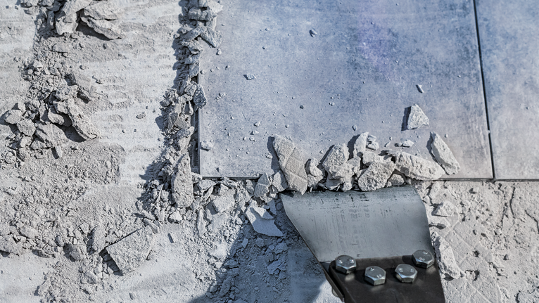 Dụng cụ nạy gạch lát sàn và phá vỡ các mảnh vụn bê tông.