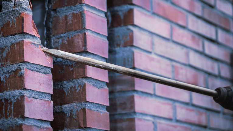 Mũi khoan tạo lỗ xuyên qua tường gạch.