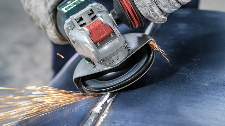 Đế đỡ PRO cứng, 125 mm, X-Lock Người đeo thiết bị an toàn sử dụng máy mài góc để làm mịn mối hàn kim loại.