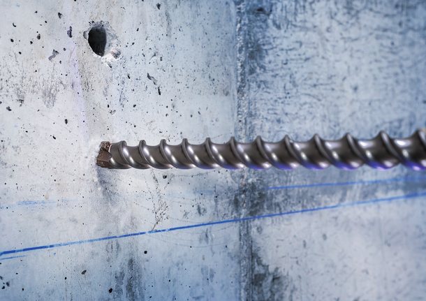 Mũi khoan xây lớn khoan vào tường bê tông.