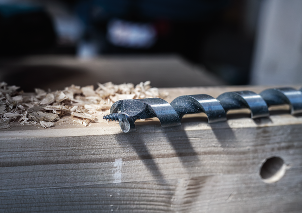 Bộ mũi khoan xoắn ốc PRO Wood, L235, 6 chiếc Mũi khoan xoắn lớn có gắn vụn gỗ trên thanh gỗ nhẵn.