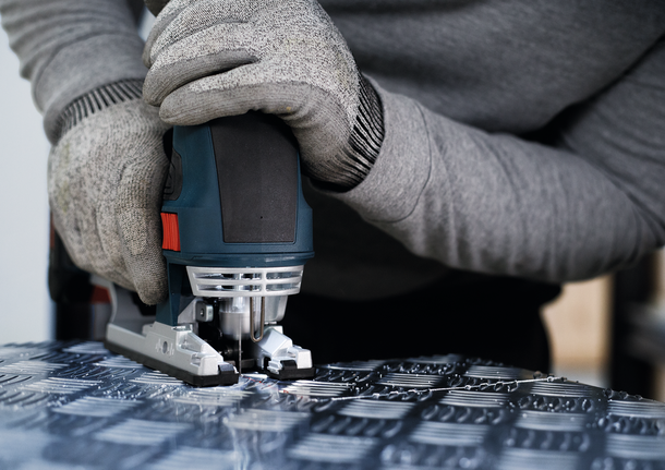 Lưỡi cưa lọng PRO Alu T127D, 100 mm, 5 chiếc Người đeo thiết bị an toàn sử dụng máy cưa lọng để cắt kim loại có hoa văn.