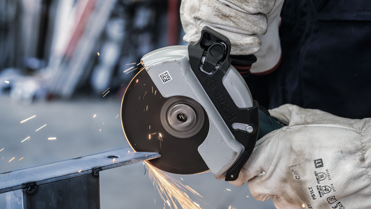 Đá cắt liên kết PRO Stainless Steel and Metal, 125 x 1,6 x 22,23 mm, X-Lock, thẳng, oSa Người đeo thiết bị an toàn cắt kim loại bằng máy mài góc, tạo ra tia lửa điện.